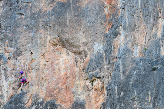 Gente practicando la escalada en una pared de roca, cerca de la población de Jérica, en la provincia de Castellón. Comunidad Valenciana. España. Europa
