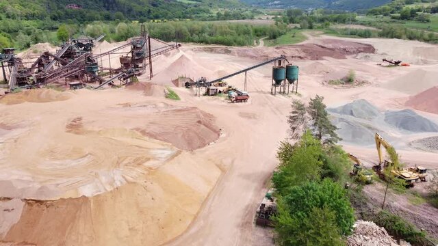 Eine gro&szlig;e Baustelle auf einem Berg