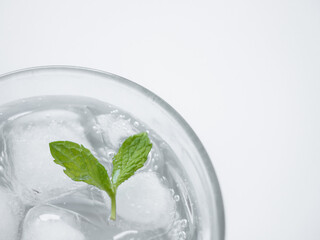 グラスに入れた炭酸水