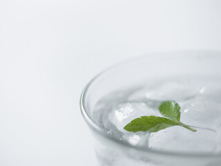 グラスに入れた炭酸水