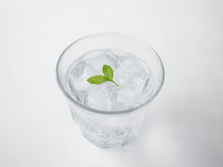 グラスに入れた炭酸水