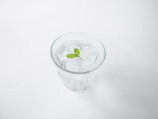 グラスに入れた炭酸水