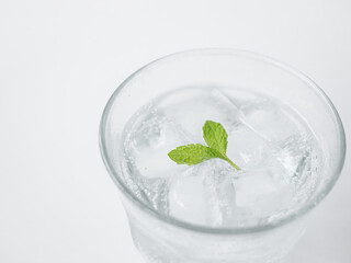 グラスに入れた炭酸水