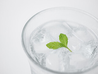 グラスに入れた炭酸水