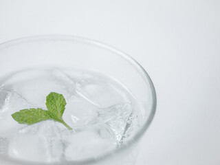 グラスに入れた炭酸水