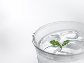 グラスに入れた炭酸水