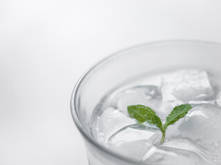 グラスに入れた炭酸水