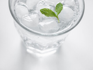 グラスに入れた炭酸水