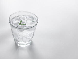 グラスに入れた炭酸水