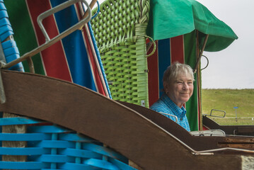 seniorin im strandkorb