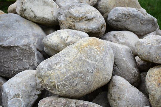 Steine, Schichtsteine in Korngröße 40 - 50 cm sortiert zur Verwendung, Aufschichtung