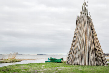 Widok na  Jezioro Łebsko z przystani rybackiej w Izbicy, tradycyjne łodzie rybackie i tyczki do połowu ryb