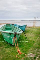 Pionowe ujęcie Jeziora Łebsko z przystani rybackiej w Izbicy, tradycyjne łodzie rybackie