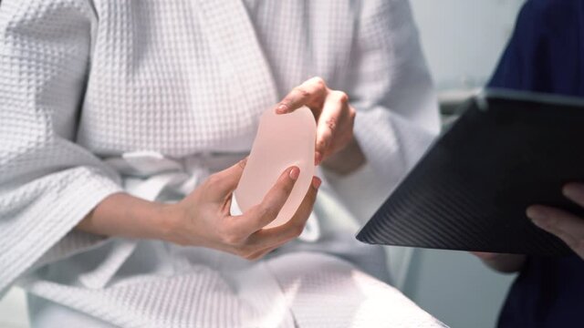 Patients who come to breast augmentation or beauty try to touch silicone by having a doctor show them to see with a tablet.