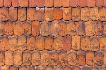 Rote alte verschmutzte Schindeln