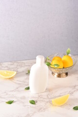 ボタニカルなスキンケアボトル