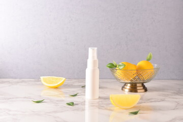 ボタニカルなスキンケアボトル