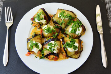 rouladen aus auberginen mit fühlung aus möhren, tomaten und zwiebeln