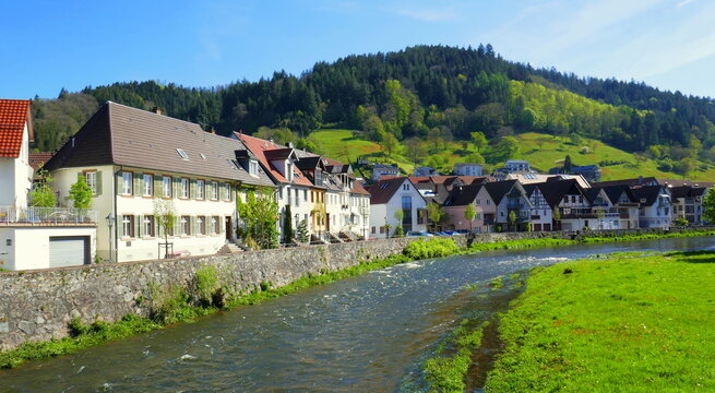 romantisches Kinzigtal in Wolfach im Schwarzwald mit malerischem Fluss, Berg, H&auml;usern und gr&uuml;ner Wiese 