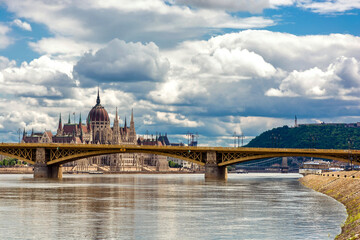 Fototapeta premium Budapest, Margaret Bridge on the background of the Hungarian Parliament, cityscape