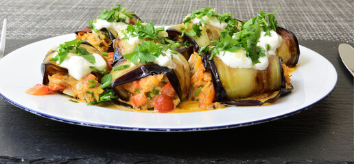 rouladen aus auberginen mit fühlung aus möhren, tomaten und zwiebeln
