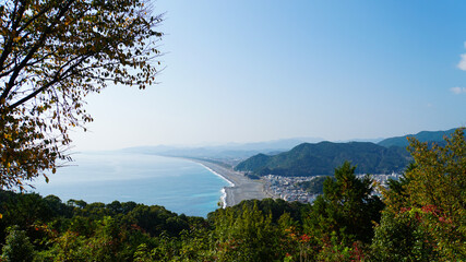 熊野古道伊勢路の松本峠道から望む美しい七里御浜海岸のパノラマ