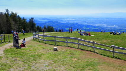 viele Wanderer genie&szlig;en im S&uuml;dschwarzwald die Aussicht vom Kandel an sonnigem Tag
