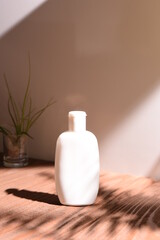 ボタニカルなスキンケアボトル