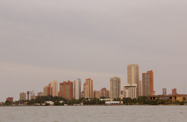 Fototapeta premium Vista de la ciudad de Maracaibo en el occidente de Venezuela desde el Lago de Maracaibo