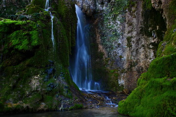 Fototapeta na wymiar Wasserfall an einem Schönem Sommerwetter 