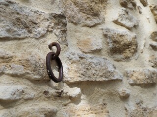 anneau serti dans un mur en pierre