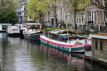 Fototapeta na wymiar One of the beautiful canals of Amsterdam