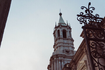 Plaza de Armas de la ciudad con la iglesia