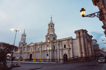 Fototapeta na wymiar Plaza de Armas de la ciudad con la iglesia