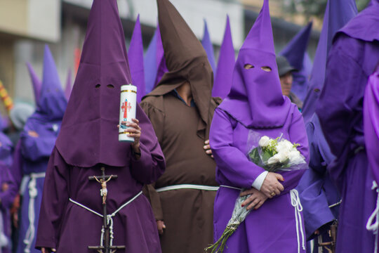 Manifestaci&oacute;n religiosa en semana santa en Ecuador con los Cucuruchos en procesi&oacute;n