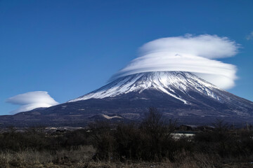 Fototapeta premium Mt.Fuji, Lenticular cloud-Umbrella cloud, 富士山, 笠雲, つるし雲, 朝霧高原