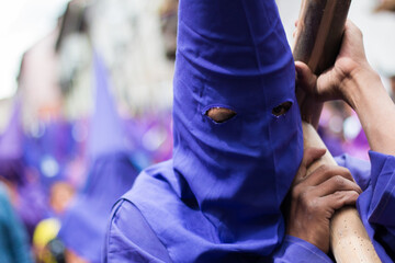 Manifestación religiosa en semana santa en Ecuador con los Cucuruchos en procesión