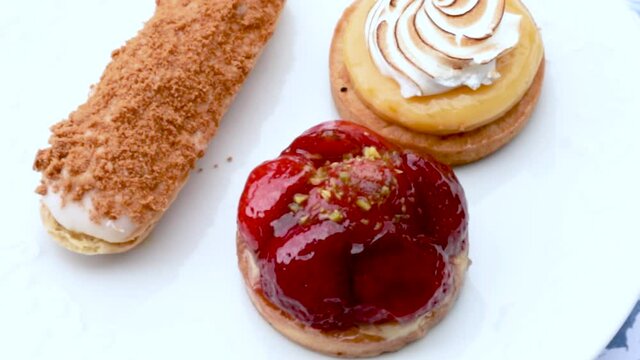 plusieurs p&acirc;tisseries individuelle dans une assiette