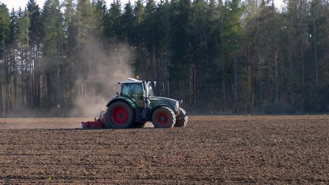 Landwirt mit Traktor bei der Feldarbeit, Bayern, Deutschland