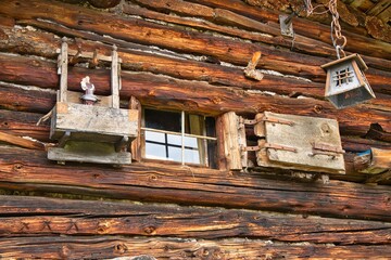 Finestra di baita di legno in montagna trentino val dei mocheni