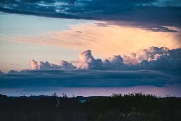 Gewitterfront beim Sonnenuntergang