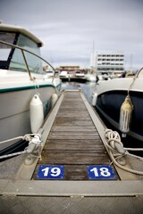 Naklejka premium Bateau yatch au port dock parking - tourisme vacances aventure détente - mer océan nautisme 