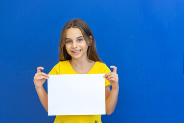 Criança segurando cartaz em branco para divulgação