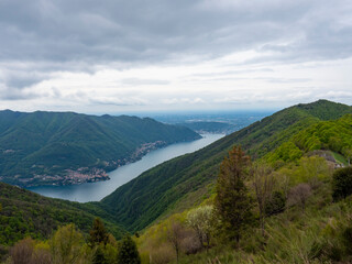 Fototapeta na wymiar Landscape of Lake Como from Colmegnone mountain