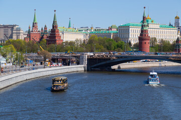 Obraz premium Pleasure boats ride on the Moscow River near the Kremlin.