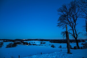 Verschneite Landschaft zur blauen Stunde in schwenke 