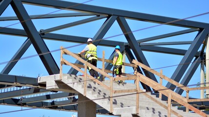 Naklejka premium Construction workers on a scaffold 