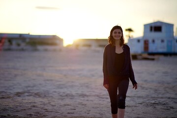 Fototapeta na wymiar Jeune femme brune - portrait plage vacances tourisme sourire voyage