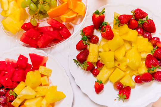 ensalada de frutas en un taz&oacute;n de vidrio