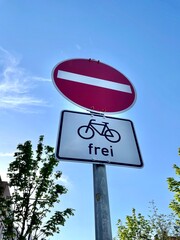 Stra&szlig;enschild Verkehrsschild Durchfahrt verboten Fahrr&auml;der frei Stra&szlig;e Stra&szlig;enverkehr Stadt